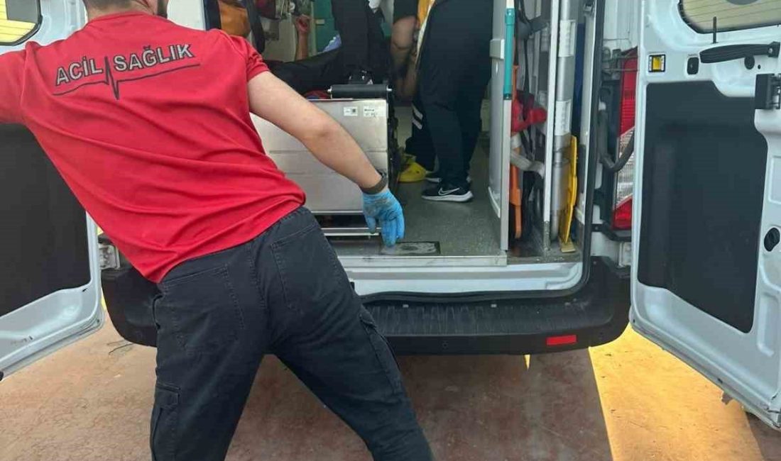 Darıca’da 4 kişinin saldırısına uğrayan genç bıçaklandı Kocaeli’nin Darıca ilçesinde 4 kişinin saldırısına uğrayan bir genç bıçaklanarak
