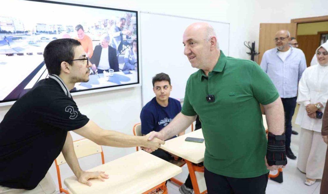 Darıca’nın kurslarına katılan 75 genç üniversiteli oldu Darıca Belediyesi, eğitimde gençlerin geleceğe daha güçlü adımlar atmasına destek