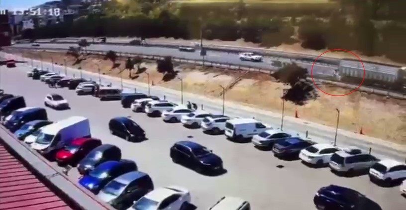 Deniz Servan Narin’in öldüğü kazanın güvenlik kamera görüntüsü ortaya çıktı TEM Otoyolu’nun Kocaeli geçişinde sosyal medya fenomeni Deniz Servan Narin’in