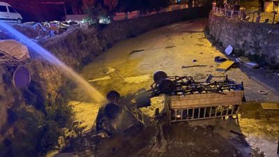 Kocaeli’nin Körfez ilçesinde park halindeyken freni boşalan kamyonet, dere yatağına