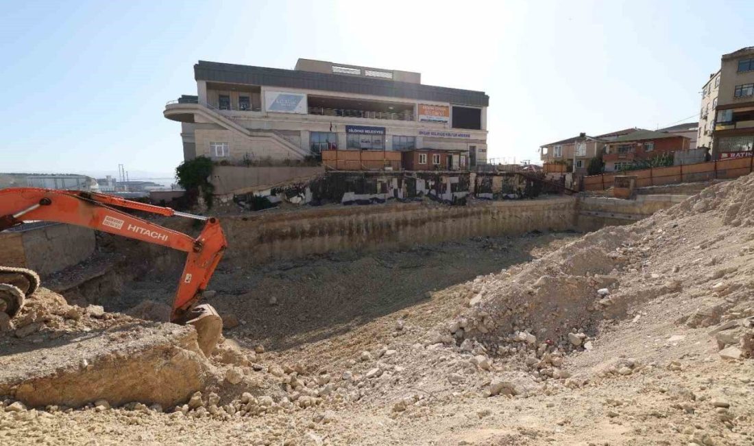Dilovası Kent Meydanı’nda çalışmalar sürüyor Dilovası’nda yapımına devam edilen Kent Meydanı projesinde temel hafriyat ve