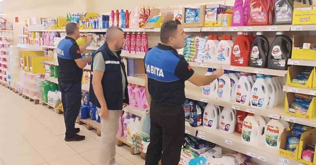 Dilovası’nda 120 iş yeri denetlendi: 3’ü mühürlendi, 450 ürün imha edildi Kocaeli’nin Dilovası ilçesinde zabıta ekiplerince 120 iş yerinde yapılan denetimlerde,