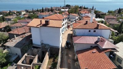 Dilovası’nda yasa gereği sahiplerince yıkılması beklenen ancak yıkılmayan metruk yapılar,