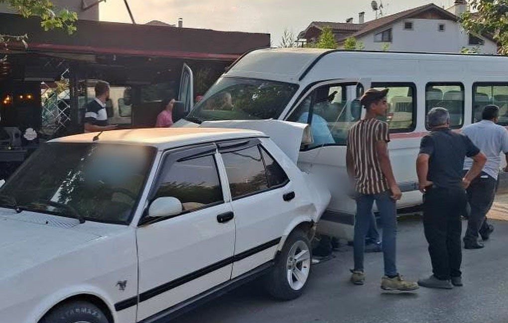 Sakarya’nın Hendek ilçesinde seyir halindeyken direksiyon başında fenalaşan yaşlı adam