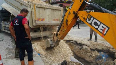 Düzce kent merkezinde sabah saatlerinde meydana gelen ana su borusu