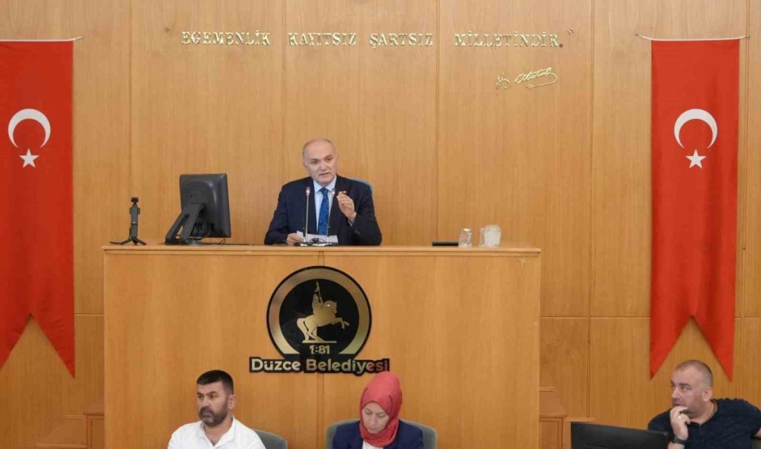 Düzce Belediye Başkanı Dr. Faruk Özlü, meclis üyelere hitap ederek,