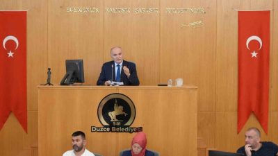 Düzce Belediye Başkanı Dr. Faruk Özlü, meclis üyelere hitap ederek,