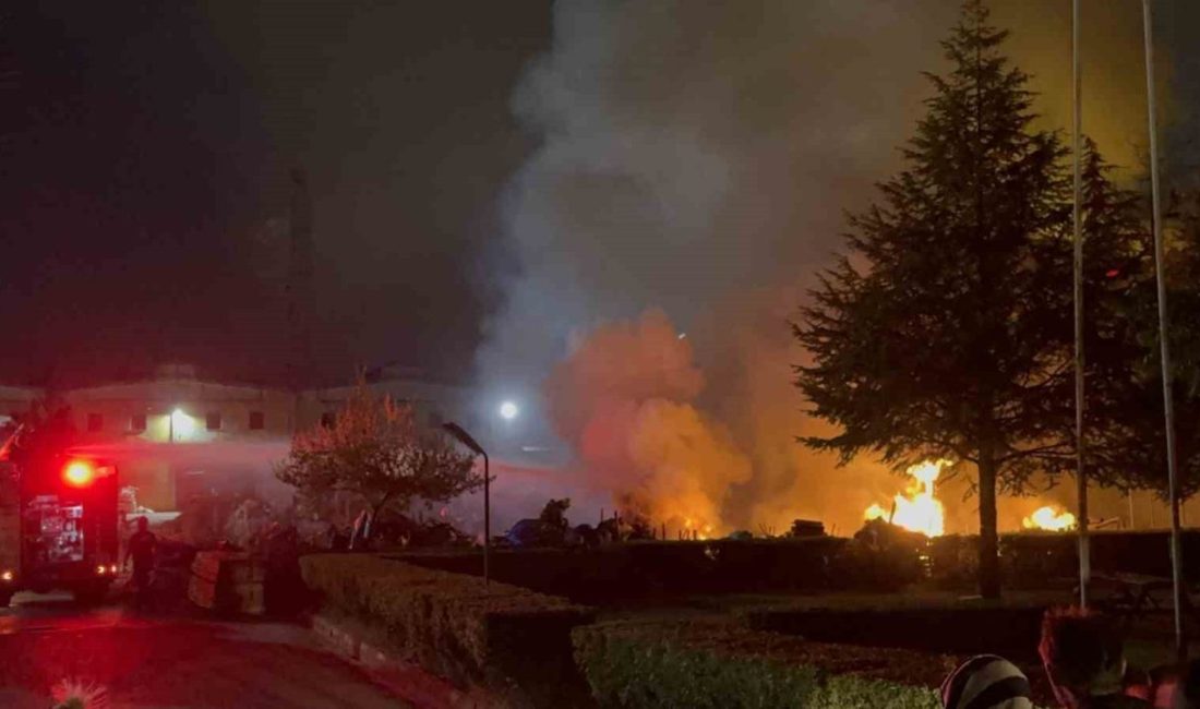 Düzce’de ahşap fabrikasının bahçesinde çıkan yangın, itfaiye ekiplerinin yaklaşık 30