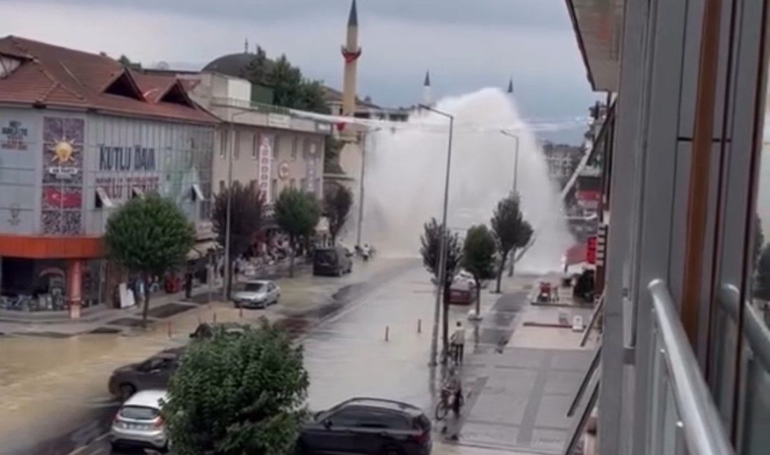 Düzce’de ana su borusunda patlama meydana geldi. 5 metre suyun