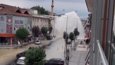 Düzce’de ana su borusunda patlama meydana geldi. 5 metre suyun