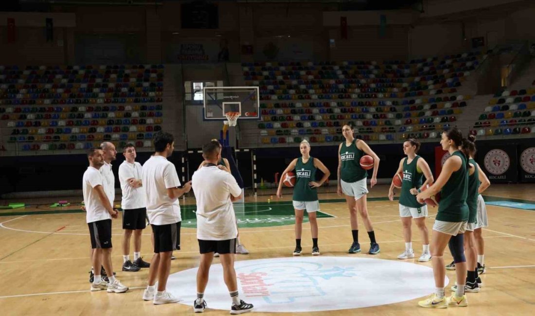 Kocaeli Kadın Basketbol Takımı, geçmişte Kocaelispor forması giyen Başantrenör Efe