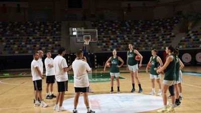 Kocaeli Kadın Basketbol Takımı, geçmişte Kocaelispor forması giyen Başantrenör Efe