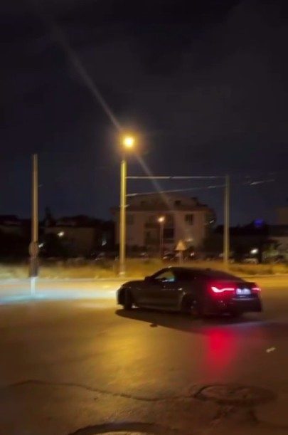 Ehliyetsiz sürücünün drifti pahalıya patladı Kocaeli’nin İzmit ilçesinde drift yaptığı ve sürücü belgesi olmadığı tespit