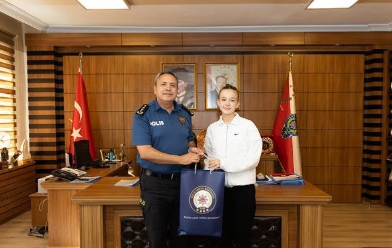 Emniyet Müdürü Yılmaz Taekwondo sporcusu Ebrar Çakır’ı makamında kabul etti Bilecik İl Emniyet Müdürü Hakan Yılmaz, antrenörü Fırat Bedir ve