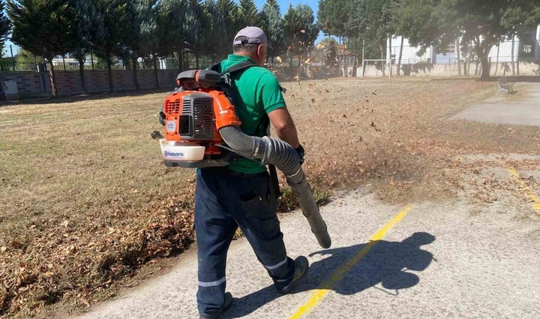 Erenler’de okullar yeni sezona hazırlanıyor Erenler Belediyesi Park ve Bahçeler koordinatörlüğüne bağlı ekipler eğitim ve