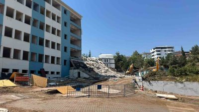 Bilecik’teki eski Devlet Hastanesi, yıllardır atıl durumda kalmasının ardından yıkılıyor.