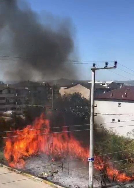 Kocaeli’nin Kartepe ilçesinde otluk alanda çıkan yangın korkuya sebep oldu.