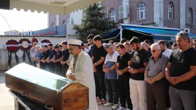 Kuzey Marmara Otoyolu gişelerinde bariyerlere çarparak hurdaya dönen otomobilde hayatını