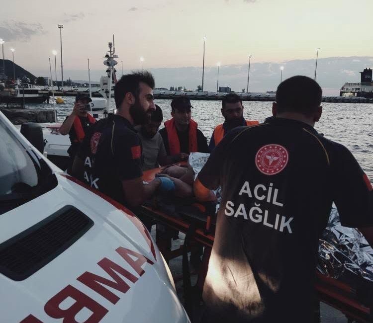 Feribottan denize atlayan kadın kurtarıldı Yalova’dan hareket eden Topçular-Eskihisar Feribotu’ndan denize atlayan kadın yolcu, peşinden