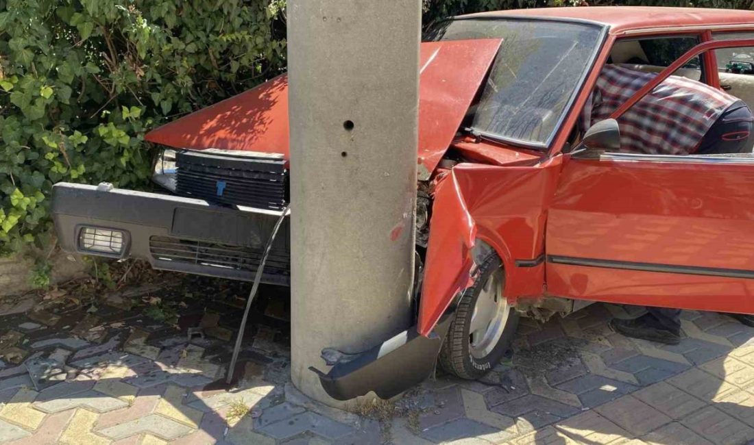 Kastamonu’da önce otomobile, ardından kaldırımdaki beton direğe çarpan Fiat Tofaş