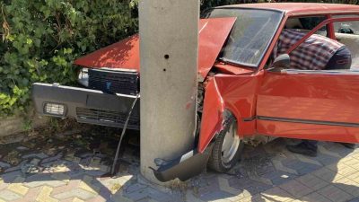 Kastamonu’da önce otomobile, ardından kaldırımdaki beton direğe çarpan Fiat Tofaş