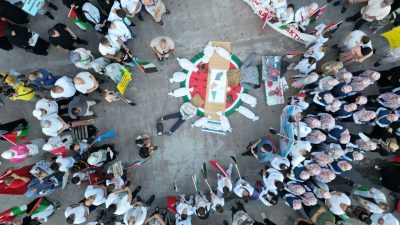 Sakarya’nın Akyazı ilçesinde düzenlenen yürüyüşte vatandaşlar, Filistin ve Doğu Türkistan’daki