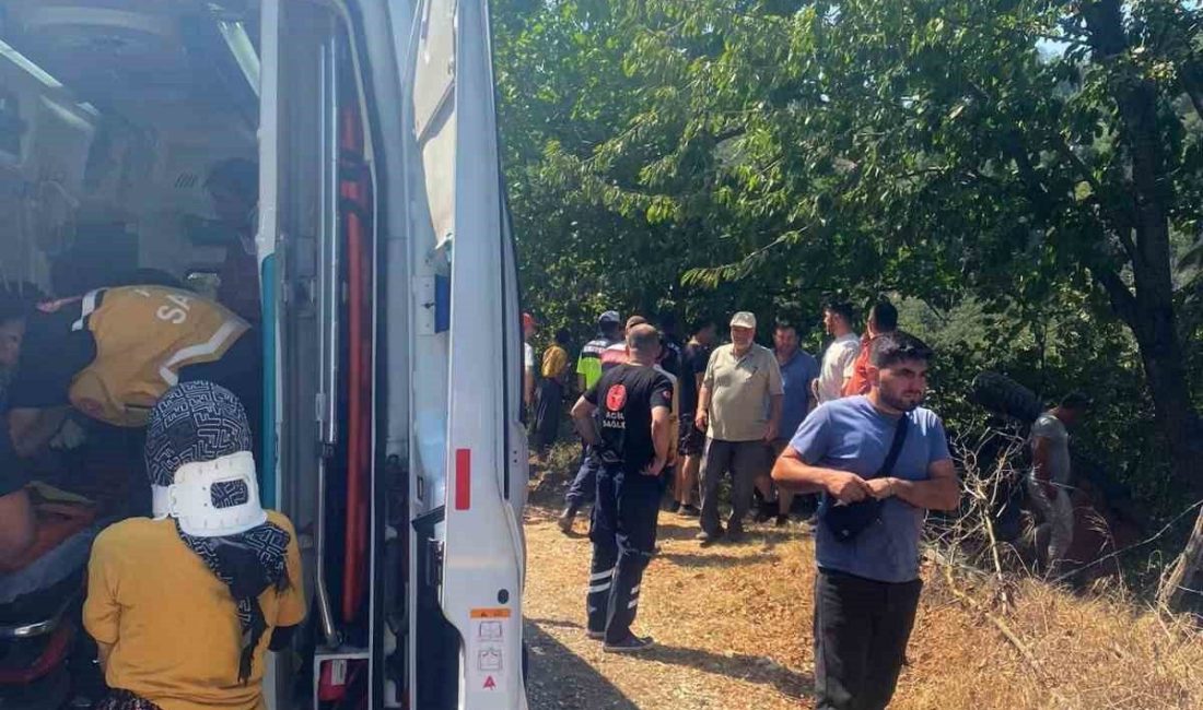 Düzce’de fındık işçilerini taşıyan traktörün devrildiği kazada 4 kişi yaralandı.