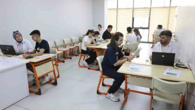 Çayırova Belediyesi Prof. Dr. Necmettin Erbakan Gençlik Merkezi’nde YKS’ye hazırlanan