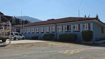 Sakarya’nın Sapanca ilçesinde gençler, imece usulüyle mahallede bulunan ilkokulun çevre