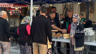Gölcük Belediyesi, Balıkesir Sındırgı’da meydana gelen deprem sonrasında hemen bölgeye