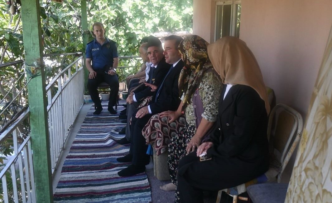 Göreve başladı ilk durağı şehit yakını ve gazi oldu Bilecik’in İnhisar ilçesinde görevine yeni başlayan Kaymakam Mücahit Ünal, ilk