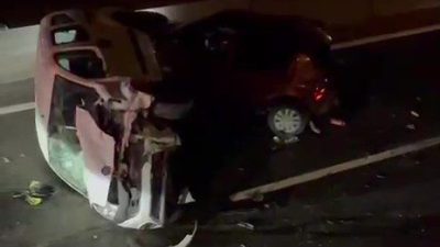 Kocaeli D100 Karayolu’nda lastiği patlayarak yolda duran otomobile hafif ticari