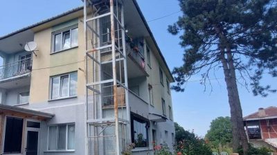 Sakarya’nın Akyazı ilçesinde içinde bulunduğu dış cephe asansörünün halatının kopması