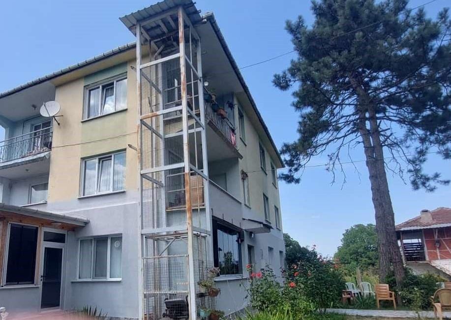 Sakarya’nın Akyazı ilçesinde içinde bulunduğu dış cephe asansörünün halatının kopması