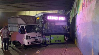 Kocaeli’nin Körfez ilçesinde servis dışı olan halk otobüsü ile kamyonetin