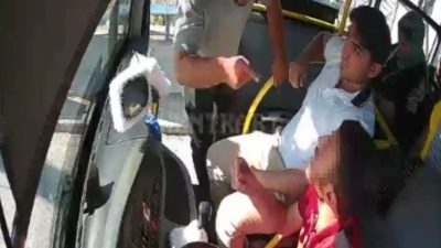 Kocaeli’nin Başiskele ilçesinde bir kişi, “Neden öyle bakıyorsun?” diyerek durakta