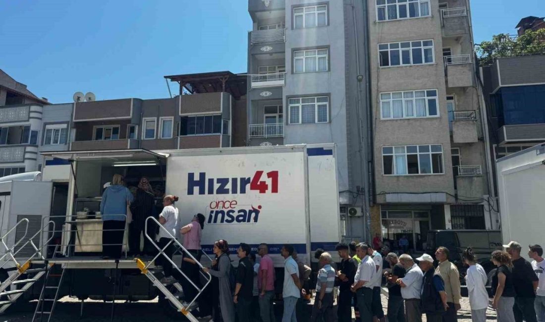 Hızır 41, Sındırgı’da depremzedelerin yanında Kocaeli Büyükşehir Belediyesi’ne ait Hızır 41 afet ekibi, Balıkesir Sındırgı’da