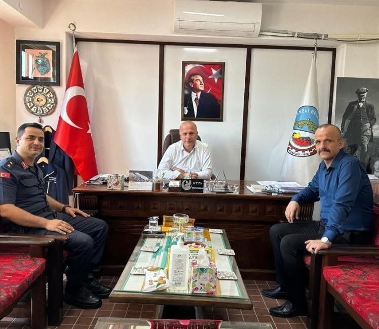 İlçe Jandarma Komutanı Soy, Belediye Başkanı Torun’u makamında ziyaret etti Osmaneli İlçesinde yeni göreve başlayan İlçe Jandarma Komutanı Kıdemli Üsteğmen