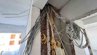 Sakarya’nın Kaynarca ilçesinde inşası devam eden binadan yaklaşık 150 bin