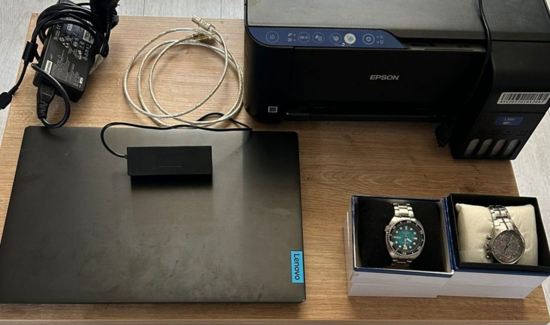 Kocaeli’nin Darıca ilçesinde iş yerinden laptop, yazıcı, klavye ve 2