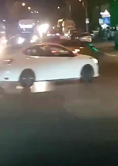 İşlek caddede trafiği tehlikeye sokup drift yapan iki sürücüye 96 bin TL ceza Kocaeli’nin Gebze ilçesinde işlek caddede “drift” yaparak trafiği tehlikeye düşüren