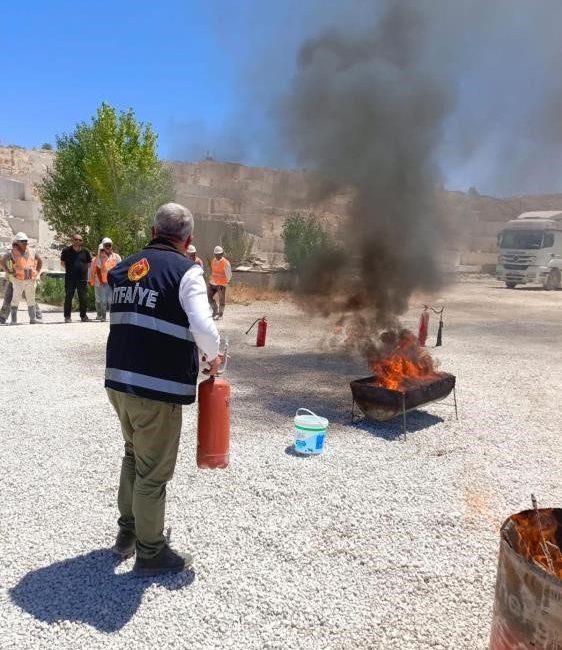 Bilecik’in Söğüt ilçesinde bir mermer fabrikası çalışanlarına uygulamalı yangın eğitimi
