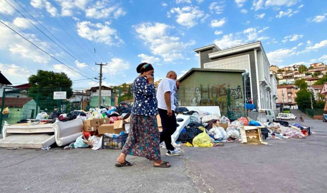 Kocaeli’nin İzmit ilçesindeki Serdar Mahallesi’nde yaklaşık bir haftadır toplanmayan çöp