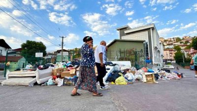 Kocaeli’nin İzmit ilçesindeki Serdar Mahallesi’nde yaklaşık bir haftadır toplanmayan çöp