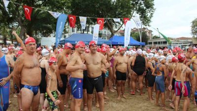 İzmit Körfezi’nin iki yakasını bir araya getiren açık yüzme yarışında