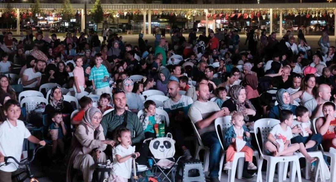 İzmit’te yıldızların altında “Rafadan Tayfa” keyfi İzmit Milli İrade Meydanı’nda organize edilen açık havada sinema keyfi