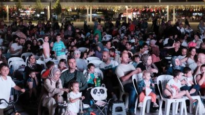 İzmit Milli İrade Meydanı’nda organize edilen açık havada sinema keyfi