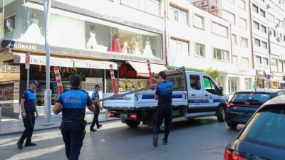 Gebze’de yayaların geçişini engelleyen kaldırım işgallerine yönelik zabıta ekiplerince denetim