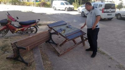 Bilecik’te vatandaşların ortak kullanımına sunulan piknik masalarından biri, bir kişi