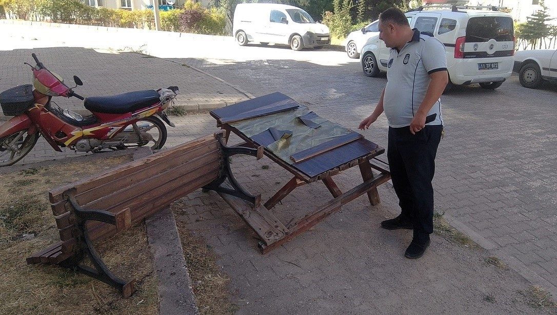 Kamu malına zarar şahıs veren güvenlik kamerasına takıldı Bilecik’te vatandaşların ortak kullanımına sunulan piknik masalarından biri, bir kişi